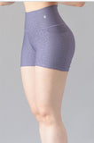 SHORT CORTO MORADO CON BOLSAS LATERALES